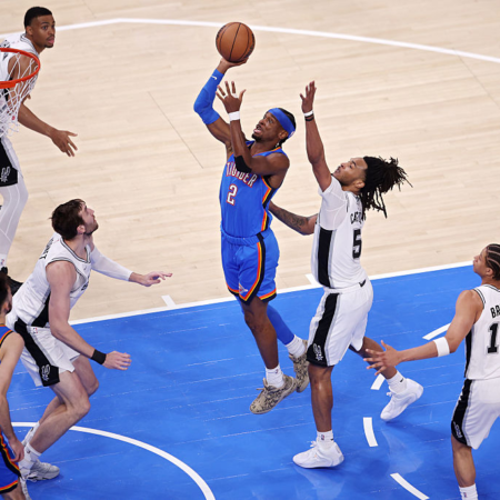 San Antonio ha sconfitto con sicurezza Oklahoma City pareggiando la serie di semifinale NBA