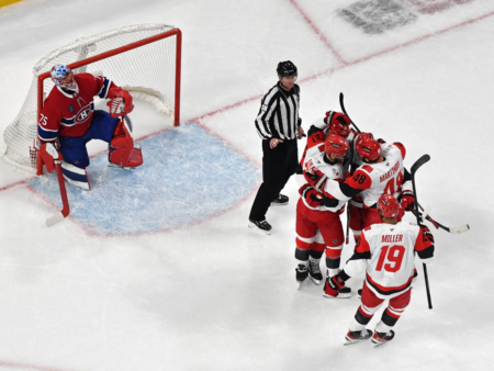 Carolina vince ai supplementari e pareggia la serie di finale di Stanley Cup
