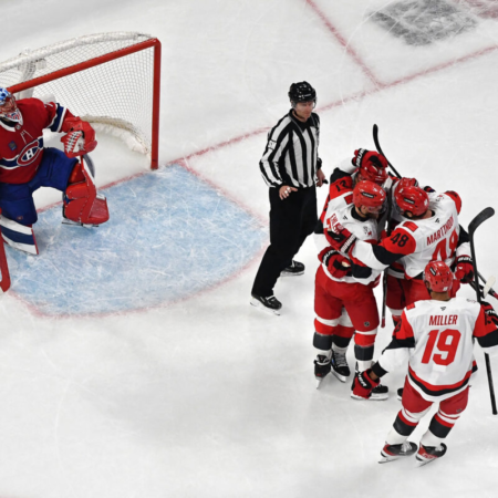 Carolina vince ai supplementari e pareggia la serie di finale di Stanley Cup