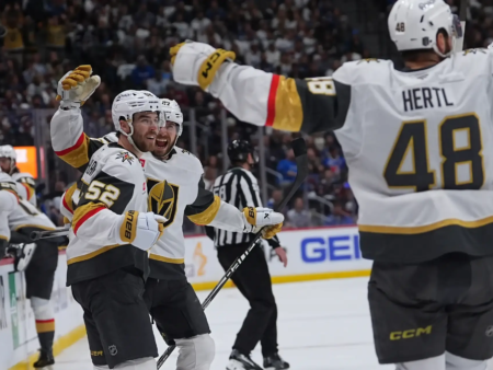 I Golden Knights conquistano la vittoria in un inizio drammatico delle finali di Stanley Cup