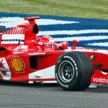 L’eredità di Schumacher. La Ferrari presenta una livrea speciale