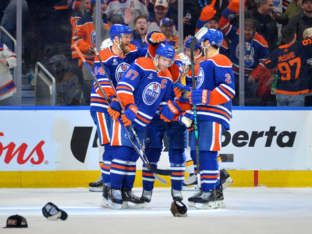 Inizia la preseason NHL: esordio di McKenna, McDavid brilla e tripletta di Senneke