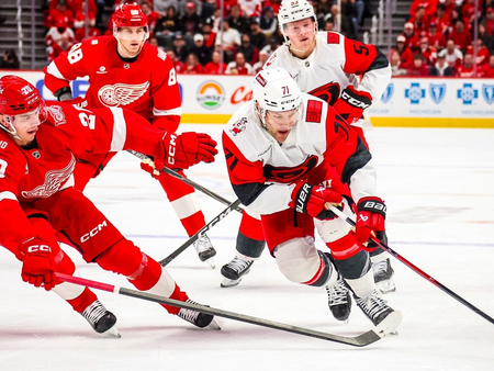 NHL: Carolina batte Florida, Detroit segna sette gol