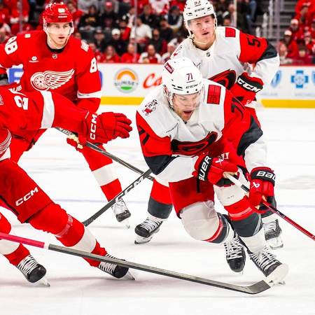 NHL: Carolina batte Florida, Detroit segna sette gol