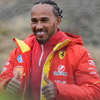 Lewis Hamilton risponde alle voci sulla Ferrari, esorta il team a concentrarsi sul lavoro