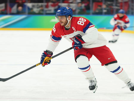 Pastrniak e Rantanen hanno segnato quattro punti ciascuno, Carolina ha segnato sette gol e Vegas ha rimontato