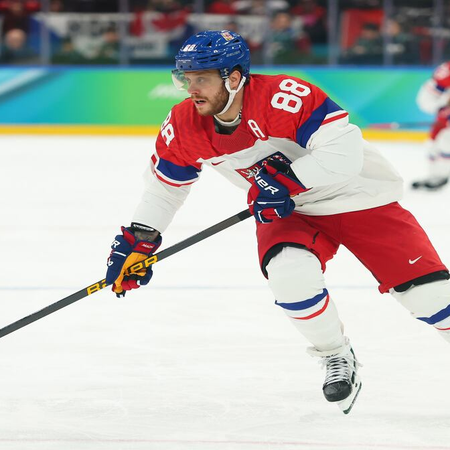 Pastrniak e Rantanen hanno segnato quattro punti ciascuno, Carolina ha segnato sette gol e Vegas ha rimontato