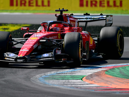 Charles Leclerc fa segnare il miglior tempo nelle prove libere del venerdì per il Gran Premio del Bahrain in Malesia